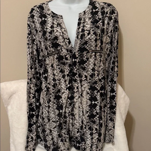 Carmen Marc Valvo Black and Cream Patterned Blouse - Picture 2 of 6
